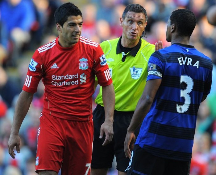 khiến tiền đạo của Liverpool bị treo gì 8 trận vì có lời lẽ phân biệt chủng tộc.